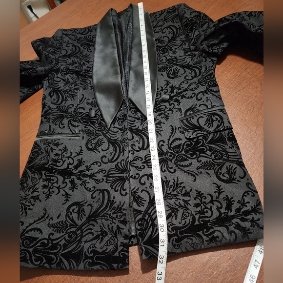 NWOT - Elegant Black and Gray Floral Blazer - Picture 4 of 9